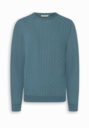 Niebieski sweter z długim rękawem i okrągłym dekoltem, z fakturą wzoru plecionych kwadratów na przodzie oraz ściągaczami przy mankietach i dole.