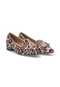 Mocasines de estampado de leopardo hechos de tela suave, con un bajo tacón bloque y flecos en el empeine. La gama de colores incluye beige y marrón.