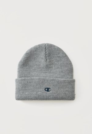 Graue gerippte Strickmütze mit umgeschlagenem Bündchen und kleinem dunklem ovalem Logo, das auf der vorderen Mitte des Bündchens gestickt ist.
