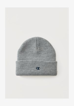 Grå ribstrikket hue med foldet kant og lille mørk oval logo broderet på frontens midterste kant.