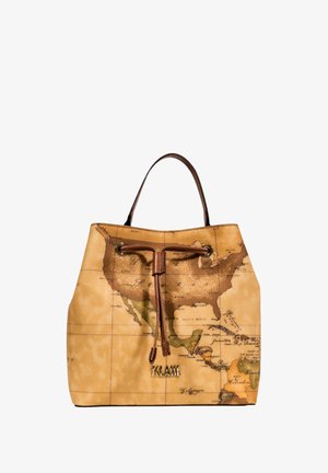 Bolso tipo cubo con diseño de mapa mundial. Elaborado en material sintético marrón claro con textura suave, presenta cordones y asas en marrón.