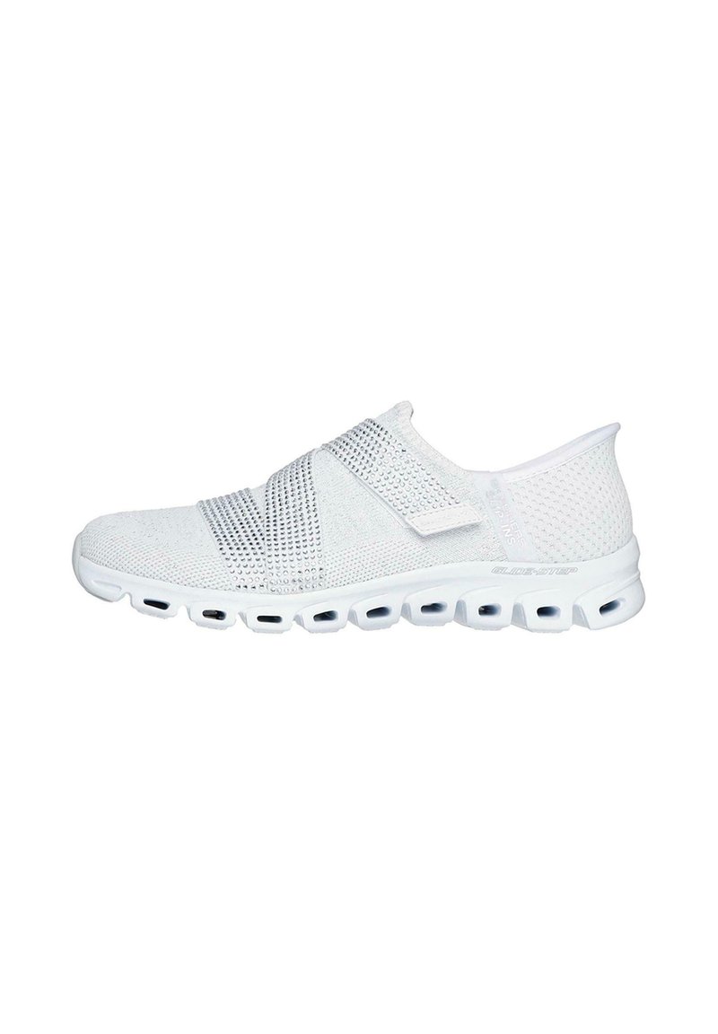 Zapatilla deportiva blanca con parte superior de malla transpirable, bandas de soporte en el mediopié y suela acolchada con cortes ovalados para mayor flexibilidad.