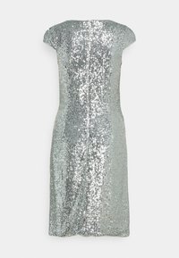Robe mi-longue argentée à sequins avec manches courtes, silhouette cintrée et une couture centrale au dos, présentée sur un fond gris clair uni.
