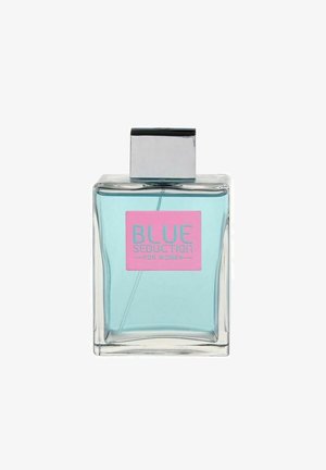 Kirkas lasinen suorakulmainen hajuvesipullo, jossa vaaleansininen neste ja vaaleanpunainen etiketti, jossa lukee "Blue Seduction for Women", päällä hopeanvärinen neliönmuotoinen korkki.