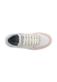 Zapatilla blanca con paneles de ante en tonos pastel rosa, azul y gris, cordones blancos, puntera perforada y el logo "Victoria" en la lengüeta.