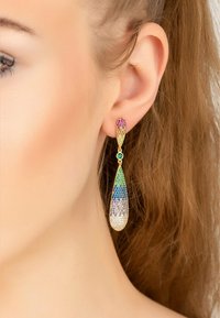 Orecchini a goccia in oro con un design sfaccettato e gemme multicolori in un motivo a gradiente, che mostrano tonalità di viola, blu e verde.