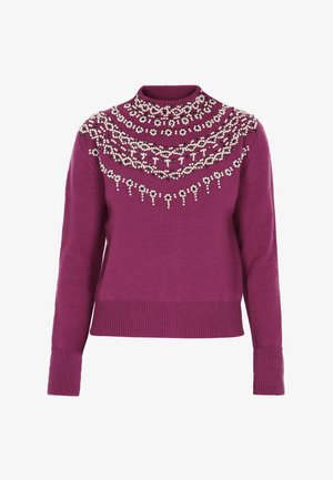 Violetti neulepaita, jossa on korkea kaulus ja helmassa sekä kauluksessa helmipainatus. Rypytetyt hihansuut ja helma täydentävät ilmeen.