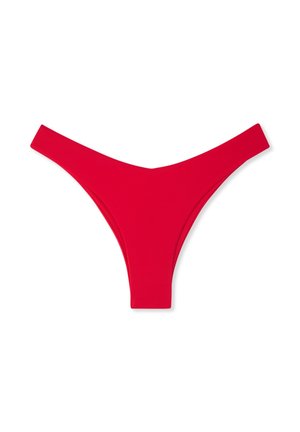 Slip bikini da donna di colore rosso acceso in stile perizoma con taglio a vita bassa su sfondo bianco.