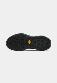 Juodas guminis padas su tvirtu, multidirekciniu raštu ir Vibram logotipu. Textūruota paviršius pagerina sukibimą ir patvarumą.