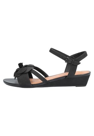 Sort kile sandal med blomsterudsmykning, justerbar ankelrem, åben tå-design og tekstureret overdel med flere remme.