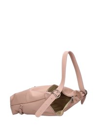 Roze leren handtas met een gestructureerd oppervlak, voorzien van een enkele schouderband, zilveren hardware en een open bovenkant die een beige interieur onthult.