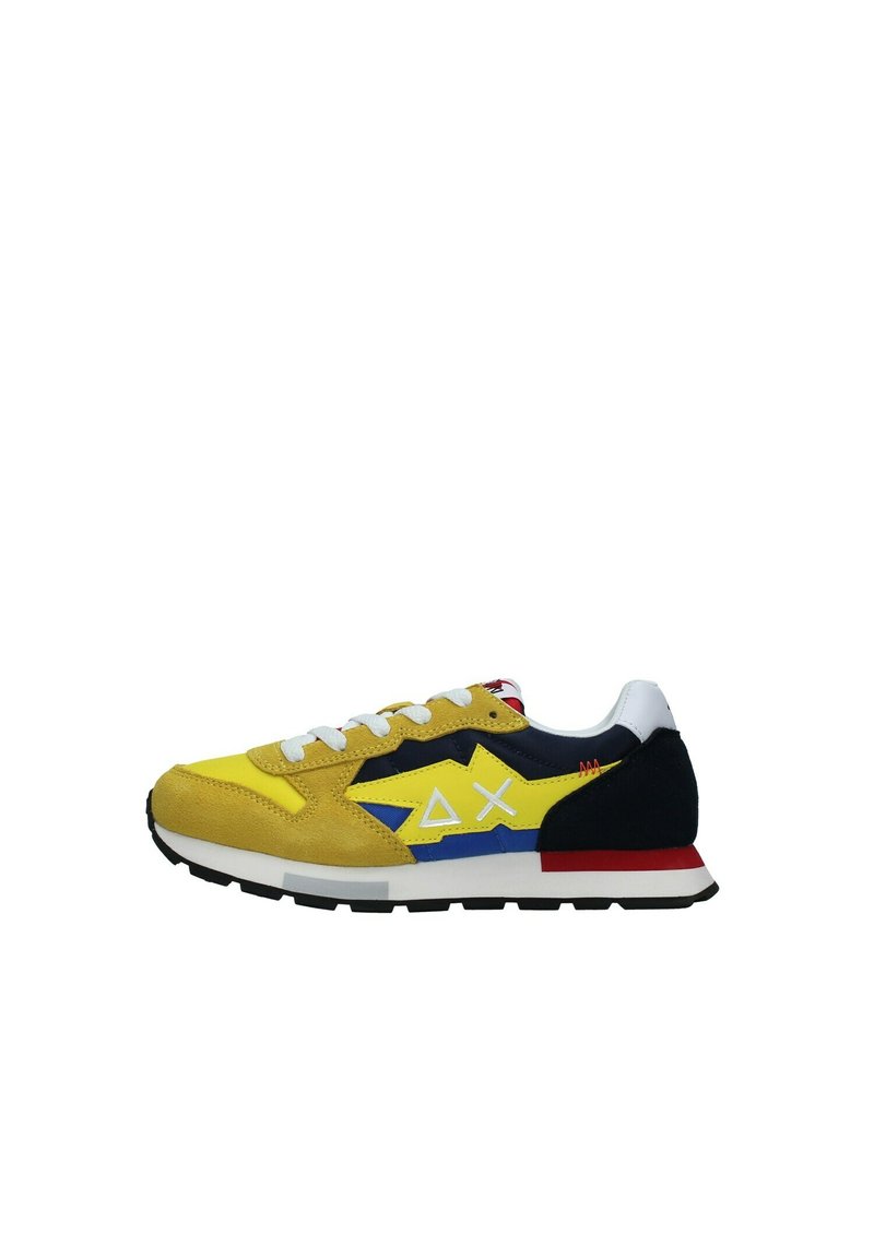 Sneaker con tomaia in camoscio giallo e blu navy, lacci bianchi, accenti blu e suola in gomma nera. Presenta un logo prominente sul lato.