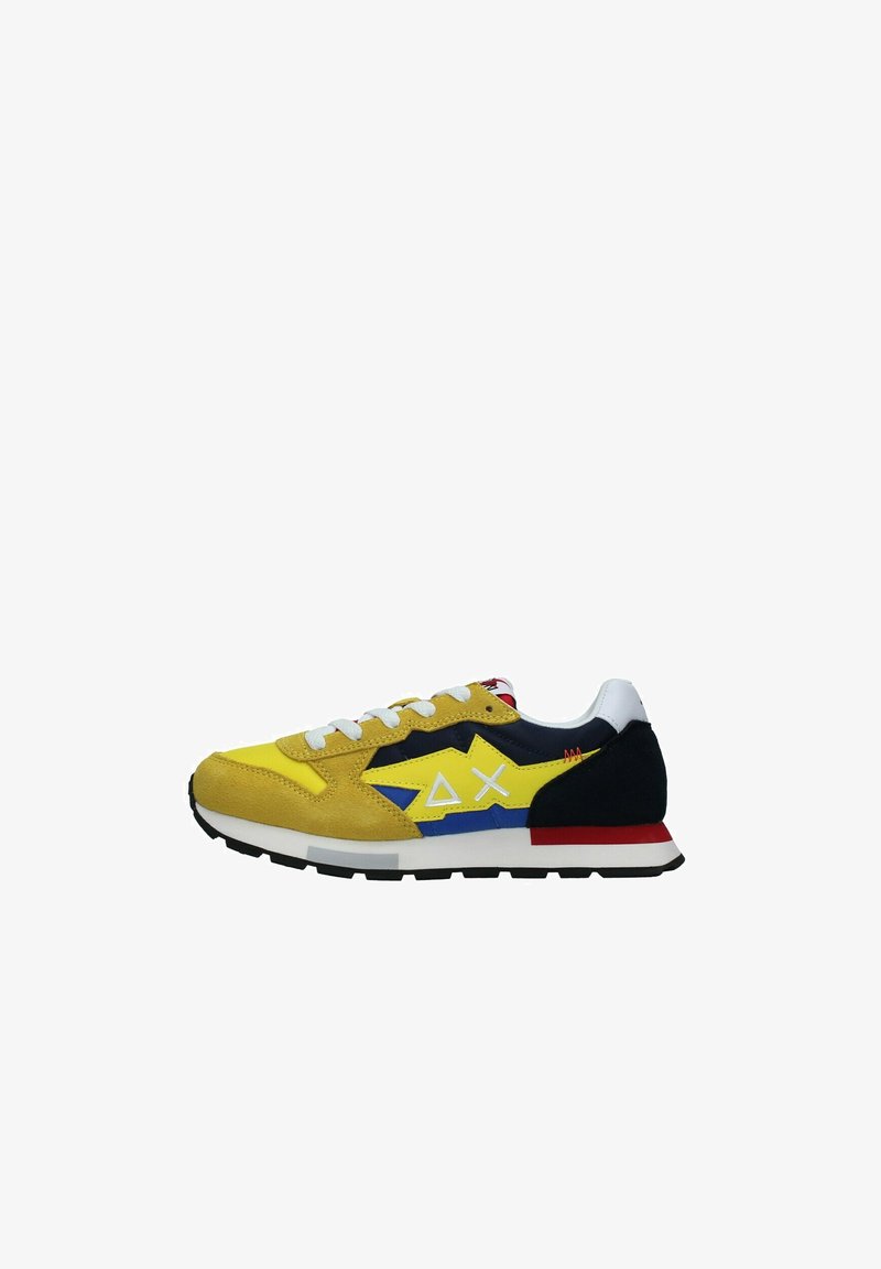 Sneaker con tomaia in camoscio giallo e blu navy, lacci bianchi, accenti blu e suola in gomma nera. Presenta un logo prominente sul lato.