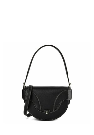 Schwarze Ledertasche in Halbmondform mit Trage- und Schulterriemen, Kontrastnähten und kleinem Metalllogo auf der vorderen Klappe.