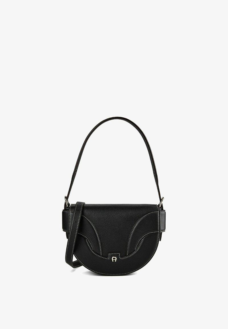 Bolso de mano de cuero negro con forma de media luna, con asas superior y de hombro, costuras en contraste y un pequeño logo metálico en la solapa frontal.