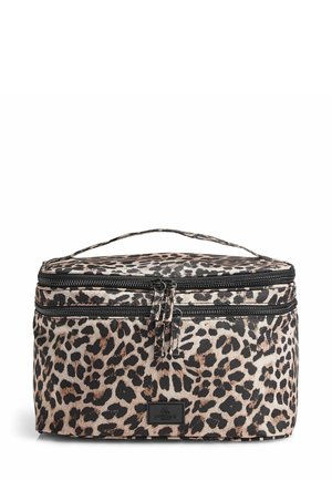 Trousse de maquillage imprimée léopard avec double fermeture éclair, accents noirs et une poignée supérieure pour un transport facile. Fabriquée en tissu durable avec une finition texturée.