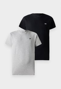 To T-skjorter i gr� og svart, laget av bomull, med rund hals og korte ermer. Hver av dem har en liten brodert "Lee"-logo p� brystet.