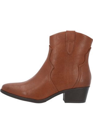 Bottine en faux cuir marron avec un léger bout pointu, couture de style western et un petit talon empilé. Texture lisse et anses latérales.