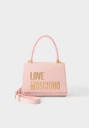 Różowa torebka Love Moschino z złotymi literami, górnym uchwytem i odpinanym paskiem na ramię na jednolitym jasnym tle.