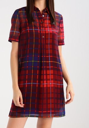 Vestito camicia a quadri rossi e blu navy con maniche corte, fronte con bottoni e orlo leggermente svasato, realizzato in tessuto leggero e trasparente.