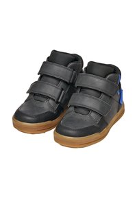 Sneaker in pelle nera con due cinturini in velcro, linguetta in tessuto a rete e suola in gomma. L'accento blu sul tallone aggiunge contrasto.