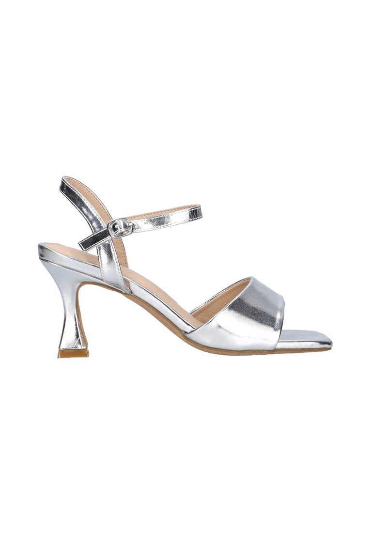 Sandalia de tacón alto metálica en plata, con punta abierta, correa de tobillo ajustable y una silueta elegante y contorneada. Plantilla texturizada.