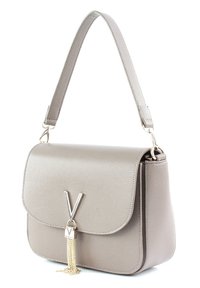 Borsa a tracolla in pelle grigia con finitura testurizzata, chiusura a patta, logo V metallico e accento con catena dorata. Inclusa tracolla regolabile.