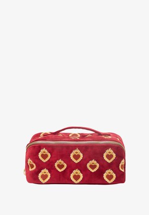 Bolsa rectangular roja con cremallera y asa, decorada con corazones bordados repetidos con llamas.