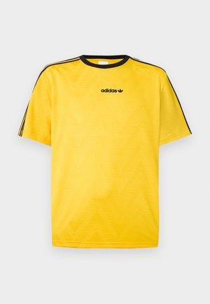 Geltoni sportiniai marškinėliai su juodais akcentais, turintys tekstūruotą zigzago raštą ir trumpomis rankovėmis. „Adidas“ logotipas yra ant krūtinės.