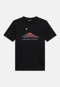 Μαύρο κοντομάνικο T-shirt με κόκκινο γραφικό βουνού, κίτρινο φεγγάρι από πάνω και το κείμενο "THE NORTH FACE" κάτω από το σχέδιο.