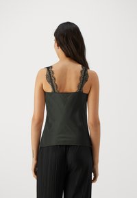 Schwarzes Satin-Camisole mit Spitzen-Trägern, ausgestattet mit einer figurbetonten Passform und glatter Textur. Der Rücken ist schlicht und ohne zusätzliche Details.