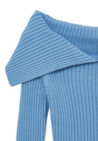 Rippstrick, schulterfreier Pullover in Hellblau. Merkmale einen strukturierten Strickstoff mit breitem, umgeschlagenem Kragen und enganliegenden Ärmeln.
