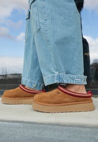 UGG TAZZ - Hausschuh - chestnut