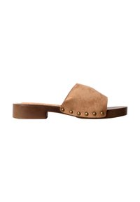 Sandale mule en daim marron avec petit talon bloc en bois et clous en laiton le long du côté de la bride supérieure.