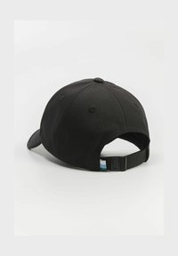 Czarna czapka z wygiętym daszkiem, wykonana z teksturowanej tkaniny. Posiada regulowany pasek z tyłu oraz kontrastową podszewkę.