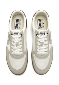 Sneakers blancas y grises con parte superior de malla texturizada y ante, cordones planos, suela de goma y logotipo de la marca en la lengua y los paneles laterales.