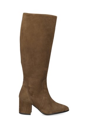 Botte en daim marron jusqu'au genou avec un bout pointu et un talon épais, présentant des lignes épurées et une texture lisse. Aucun matériel ou motif visible.