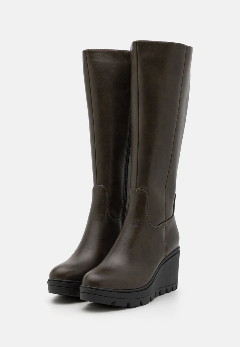 Bottes montantes en cuir synthétique marron avec une semelle compensée, fermeture éclair sur le côté, texture lisse et détails de design minimalistes.