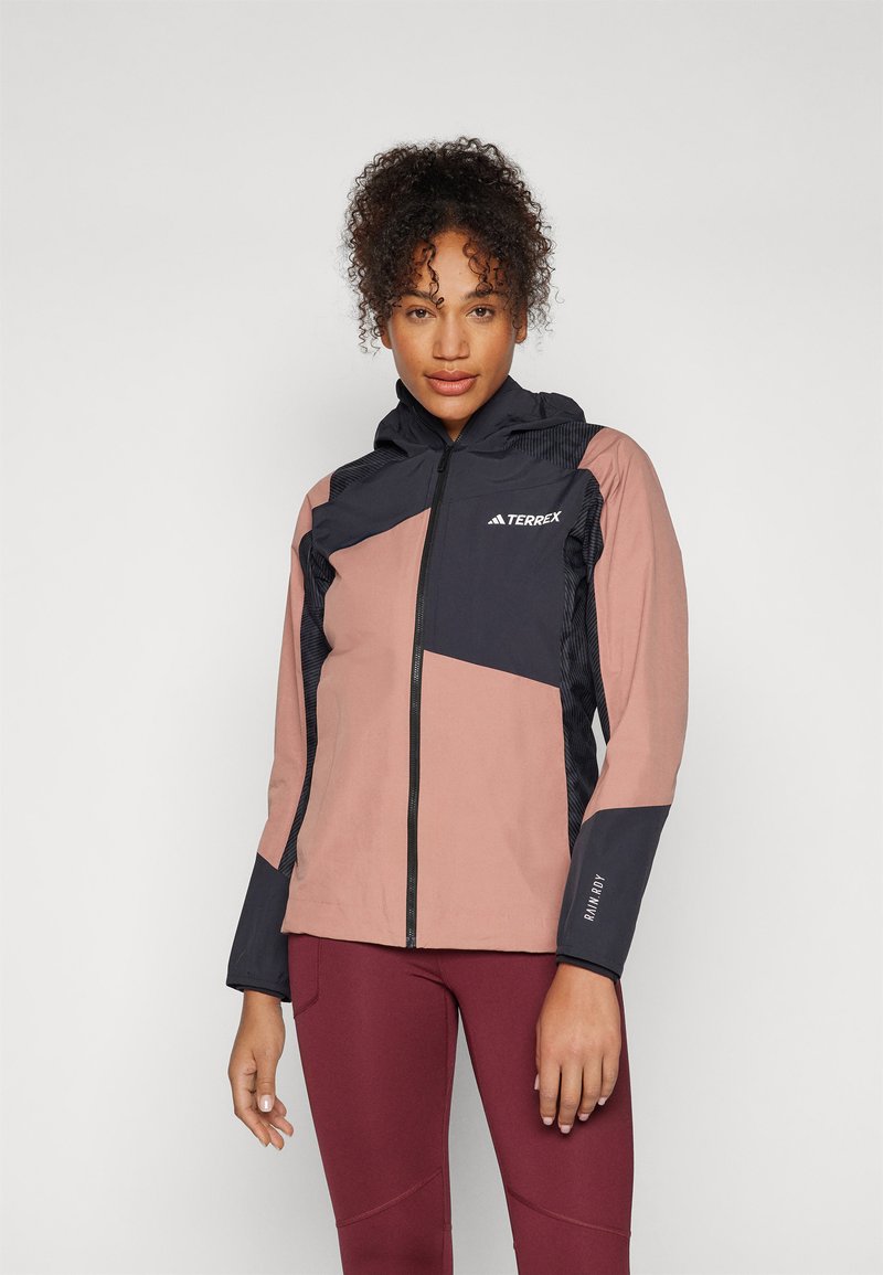 Kapuzensh jacket in Rosa und Marine, mit einem Reißverschluss, strukturiertem Stoff und Logoakzenten. Ärmel mit kontrastierenden Bündchen und Details.