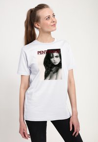 Bílý bavlněný tričko s velkým černobílým potiskem ženského portrétu s nápisem "PENTHOUSE" nahoře, krátké rukávy, volný střih.