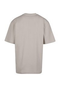 Beige bomulds t-shirt; korte ærmer, rund hals, afslappet pasform. Glat tekstur; ingen grafik eller mønstre; standard bagdesign.