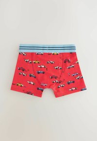 Röda bomullboxershorts med blå elastisk midja, med ett mönster av olika färgglada bilar, inklusive racing- och klassiska modeller.