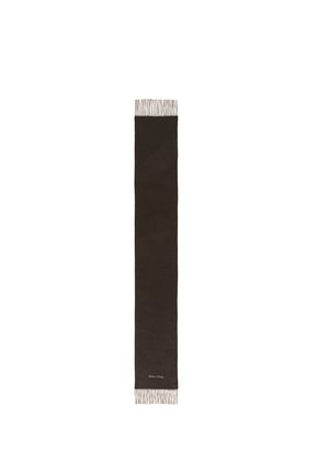 Longue écharpe noire avec extrémités à franges et petit logo blanc "Marc O'Polo" près d'une frange sur fond blanc.