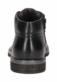 Bottes chelsea en cuir noir avec une finition lisse, fermeture à glissière sur le côté, et une semelle en caoutchouc texturé arborant le logo "bugatti".