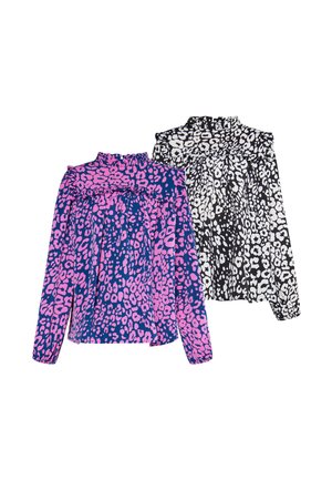 Due bluse a maniche lunghe con colletti arricciati, una con stampa leopardata bianca e nera, l'altra con stampa leopardata blu e rosa.