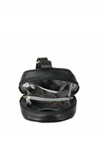 Ronde zwarte leren tas met een ritssluiting, voorzien van twee binnencompartimenten en een patroon van grijze voering. Stevige handgreep met gouden hardwareaccenten.