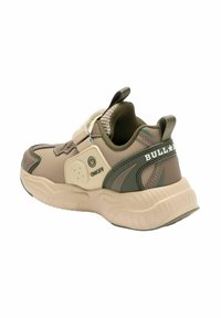 Sneaker beige e verde oliva con tomaia in mesh, cinturino prominente, suola testurizzata e dettagli di branding. Presenta un toggle per la regolazione.