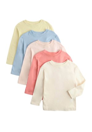 Fünf Langarmshirts mit Rundhalsausschnitt in Pastellfarben, darunter Creme, Koralle, Hellrosa, Hellblau und blasses Gelb, überlappend angeordnet.