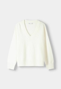 Biały sweter z dekoltem w serek wykonany z miękkiego dzianinowego materiału, z prążkowanymi mankietami i obrębem, o luźnym kroju i lekko oversize'owym fasonie.