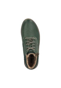 Bota de tobillo de cuero verde con cordones, forro de piel sintética y cremallera lateral. Presenta una textura suave y acentos de color marrón claro.